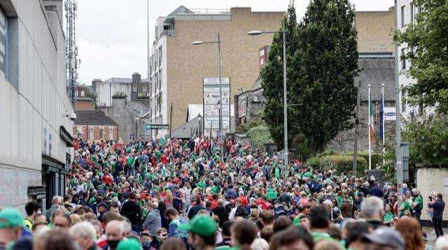 爱尔兰球迷高歌，世界杯爱尔兰球迷集体唱歌！