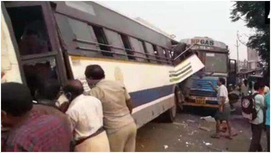 印度2辆大巴相撞，印度大巴与卡车相撞！